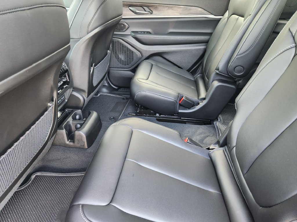 New 2026 Jeep Grand Cherokee L Limited w/ Limited Altitude Package AWD/4WD image 19