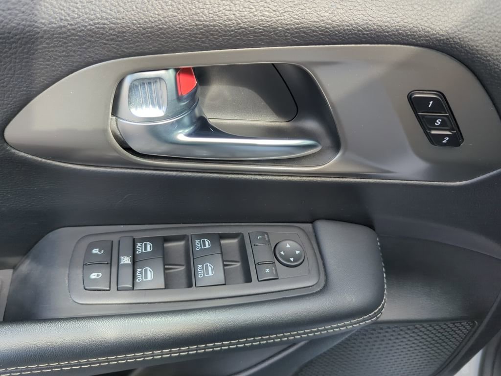 Used 2025 Chrysler Pacifica Select image 42