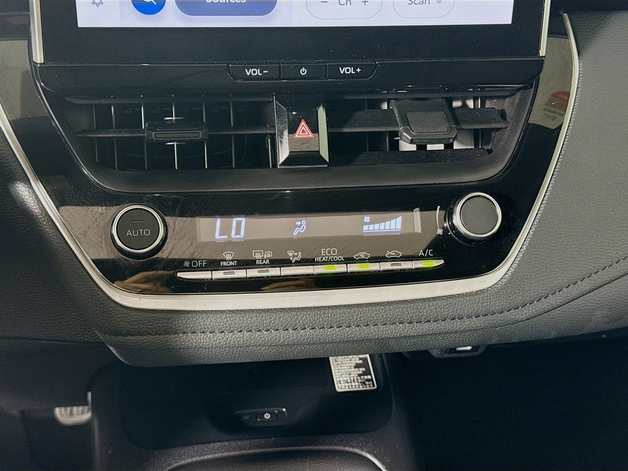 Certified 2025 Toyota Corolla SE w/ SE Premium Package image 17