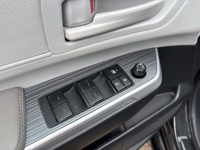 Used 2025 Toyota Sienna LE FWD image 14