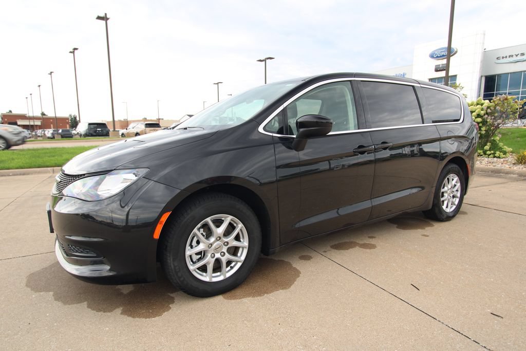 Used 2022 Chrysler Voyager LX FWD image 19