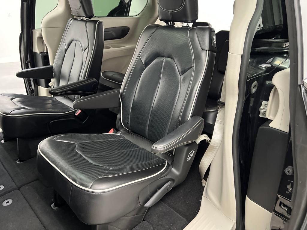 Used 2024 Chrysler Pacifica Limited FWD image 16