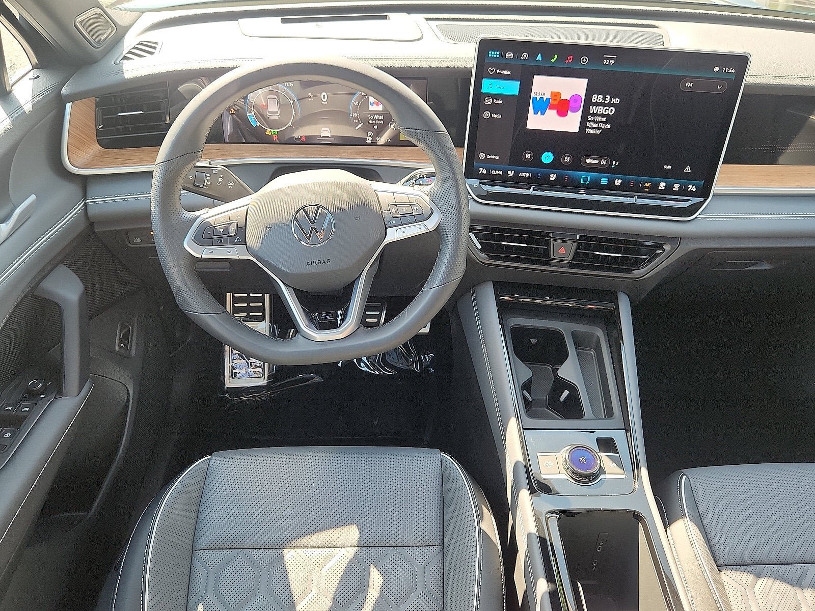 Certified 2025 Volkswagen Tiguan SEL R-Line AWD/4WD image 11
