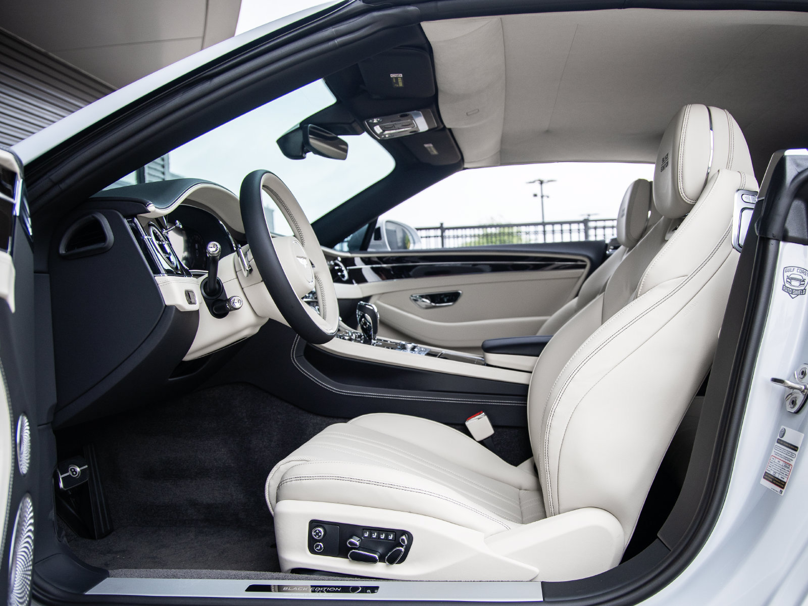 Used 2025 Bentley Continental GTC AWD/4WD image 28