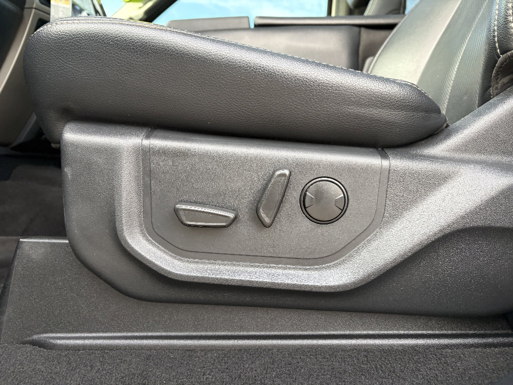 Certified 2022 Ford F350 Lariat w/ Camper Package image 16