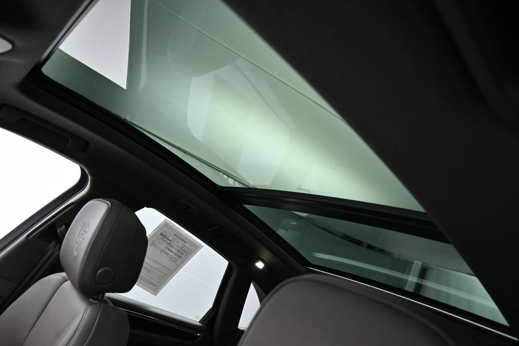 Certified 2025 Porsche Macan AWD/4WD image 12