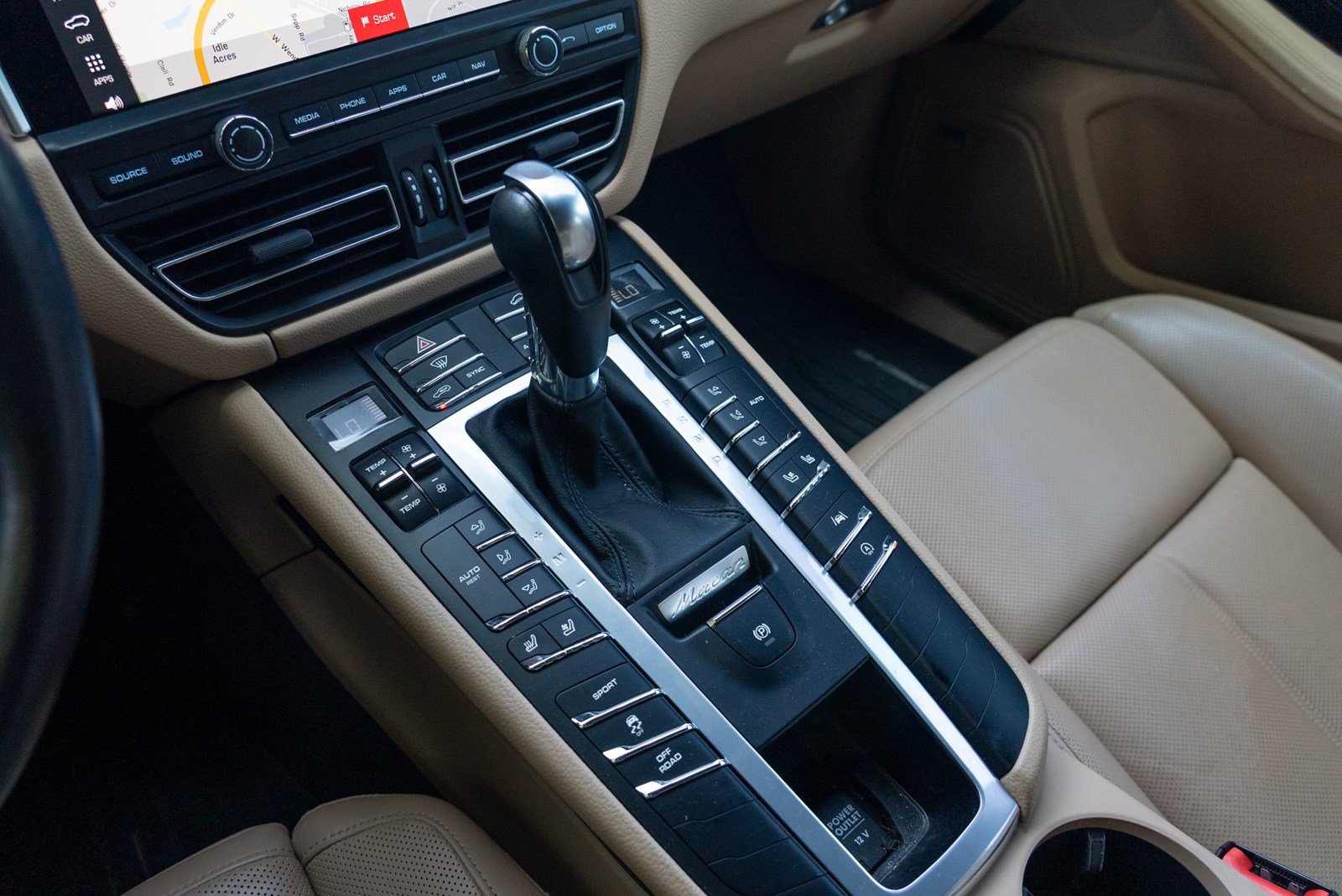 Certified 2021 Porsche Macan AWD/4WD image 32