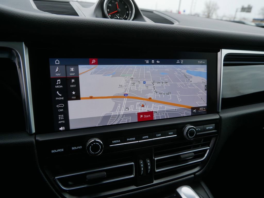 Used 2021 Porsche Macan image 32