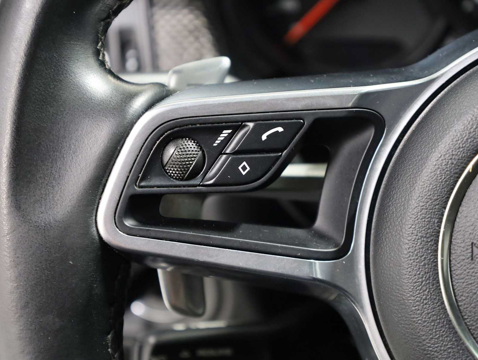 Used 2020 Porsche Macan AWD/4WD image 27