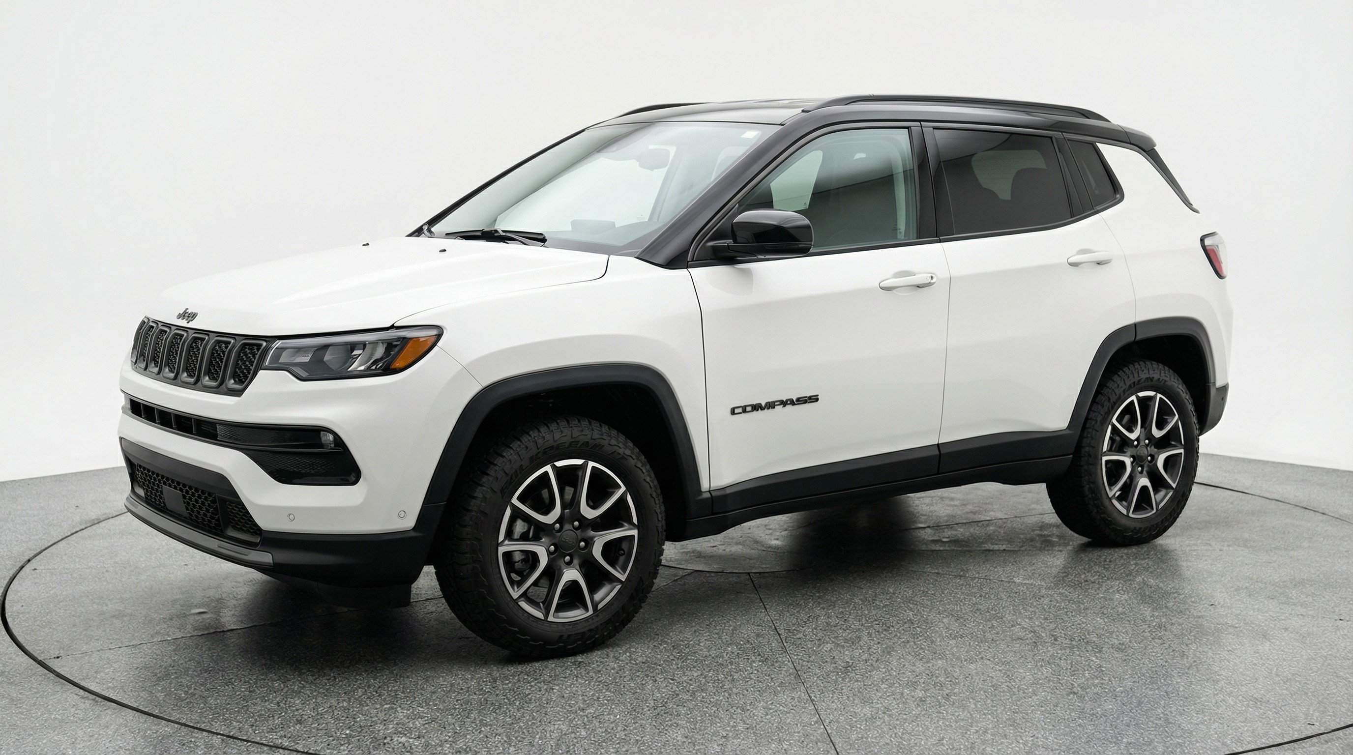Used 2025 Jeep Compass Trailhawk AWD/4WD image 3