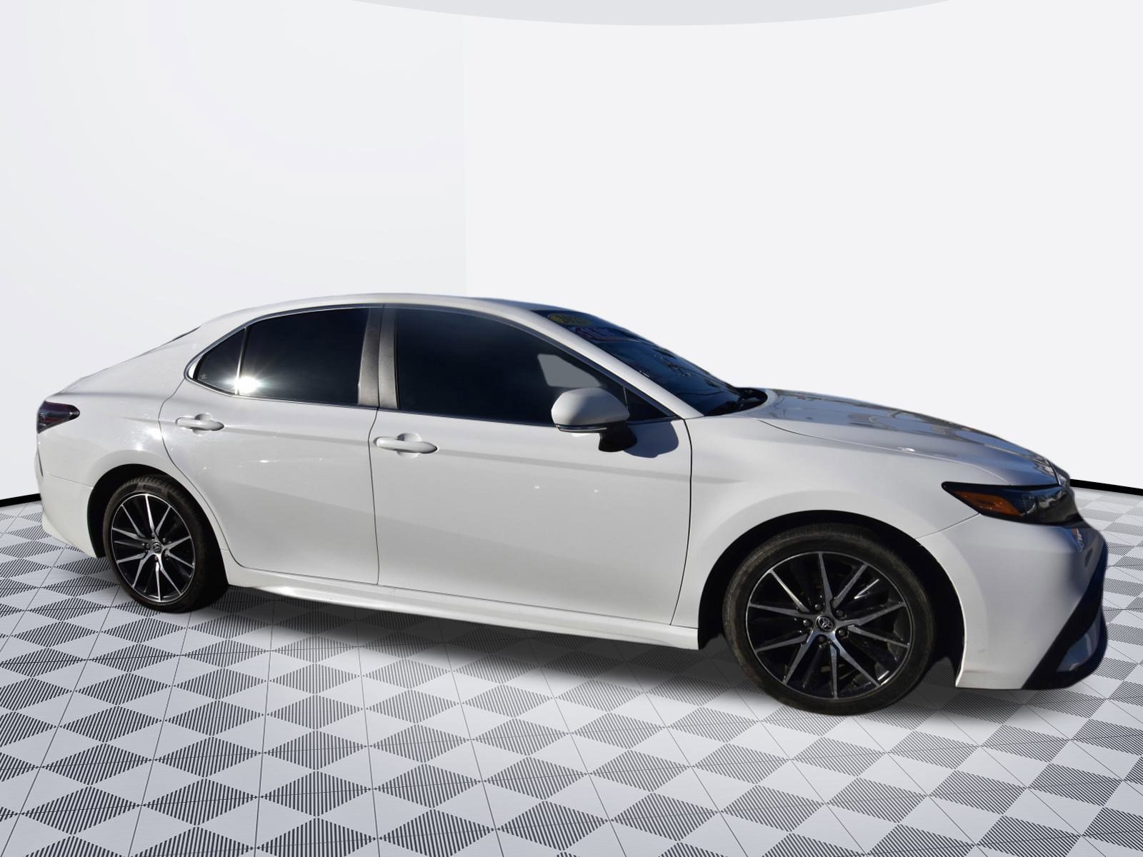 Used 2023 Toyota Camry SE image 4