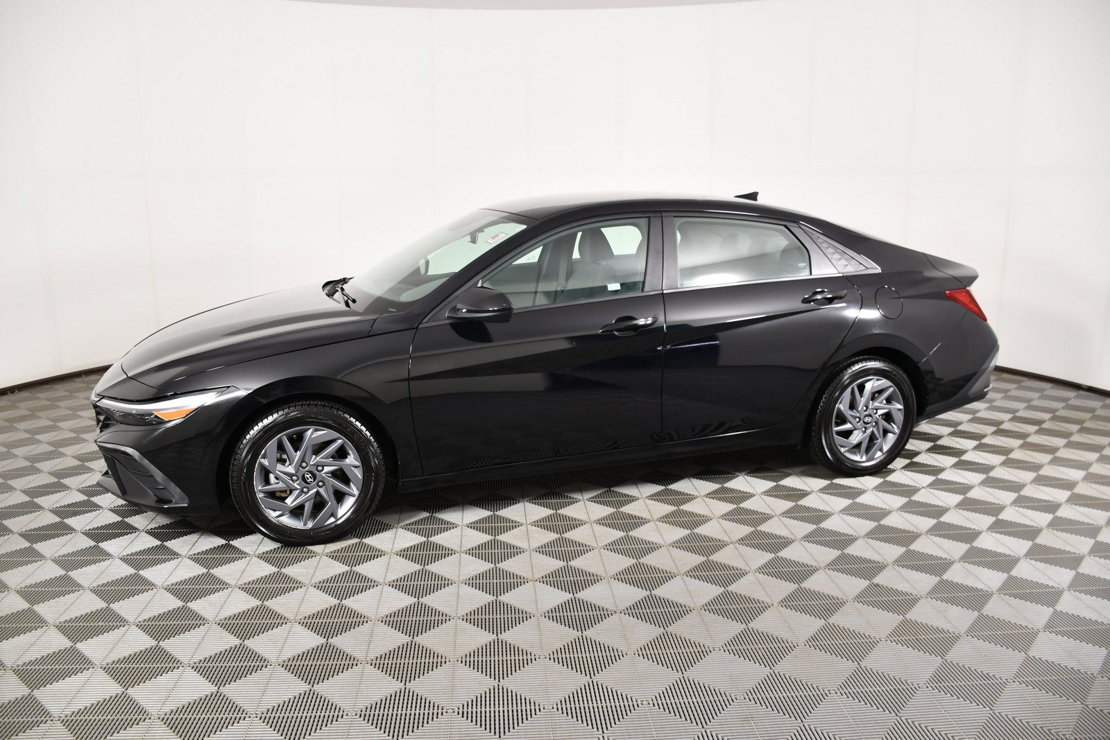 Used 2024 Hyundai Elantra SEL FWD image 9