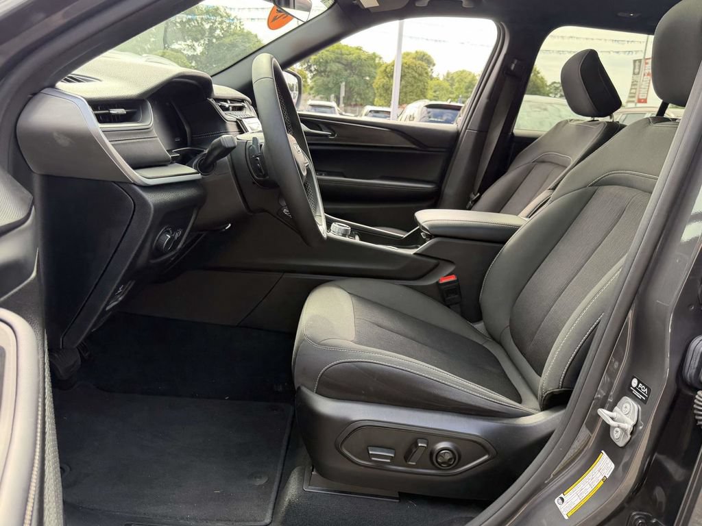Certified 2025 Jeep Grand Cherokee Laredo AWD/4WD image 15
