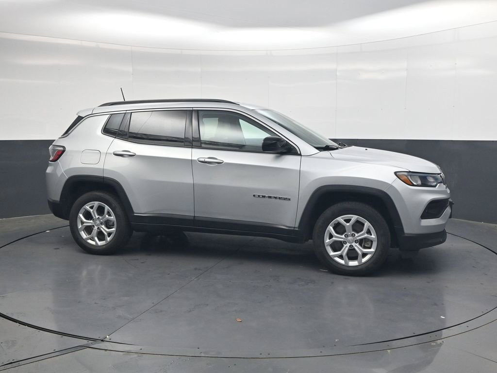 Used 2024 Jeep Compass Latitude AWD/4WD image 4