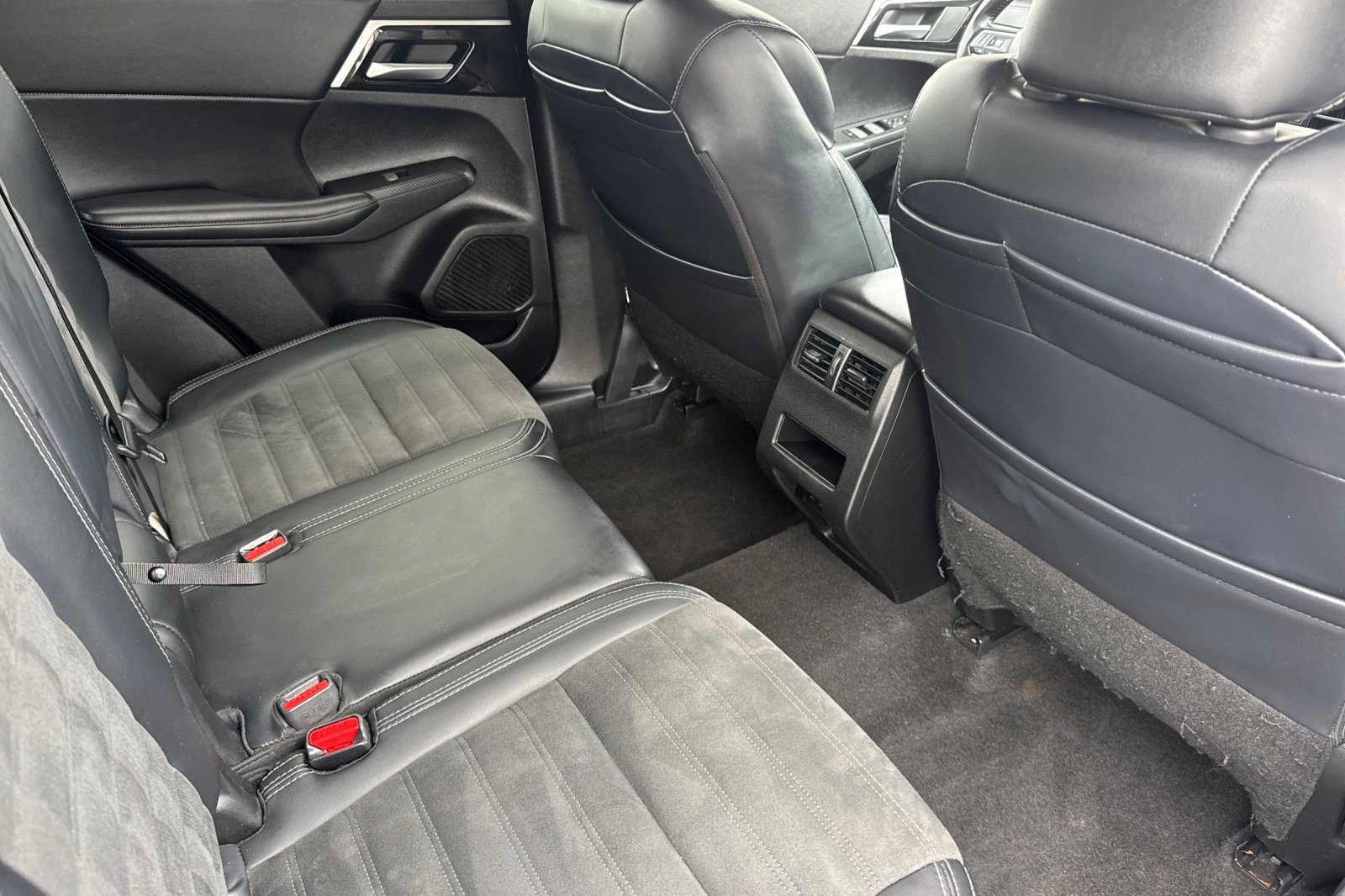 Used 2024 Mitsubishi Outlander SE AWD/4WD image 32