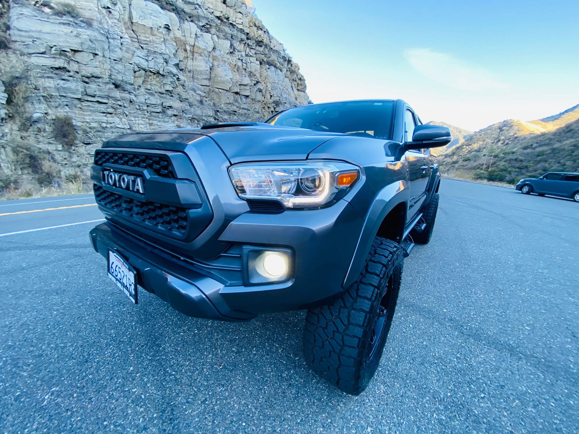 Used 2017 Toyota Tacoma TRD Sport w/ Premium & Technology Package image 3