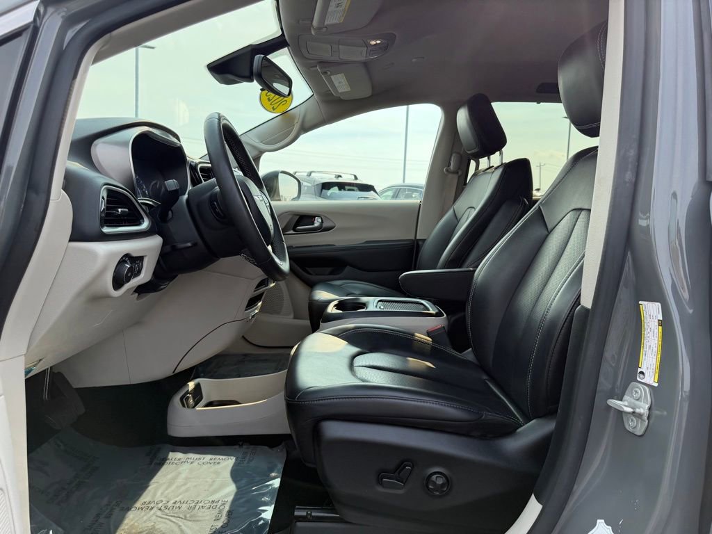 Used 2023 Chrysler Pacifica Touring-L image 12