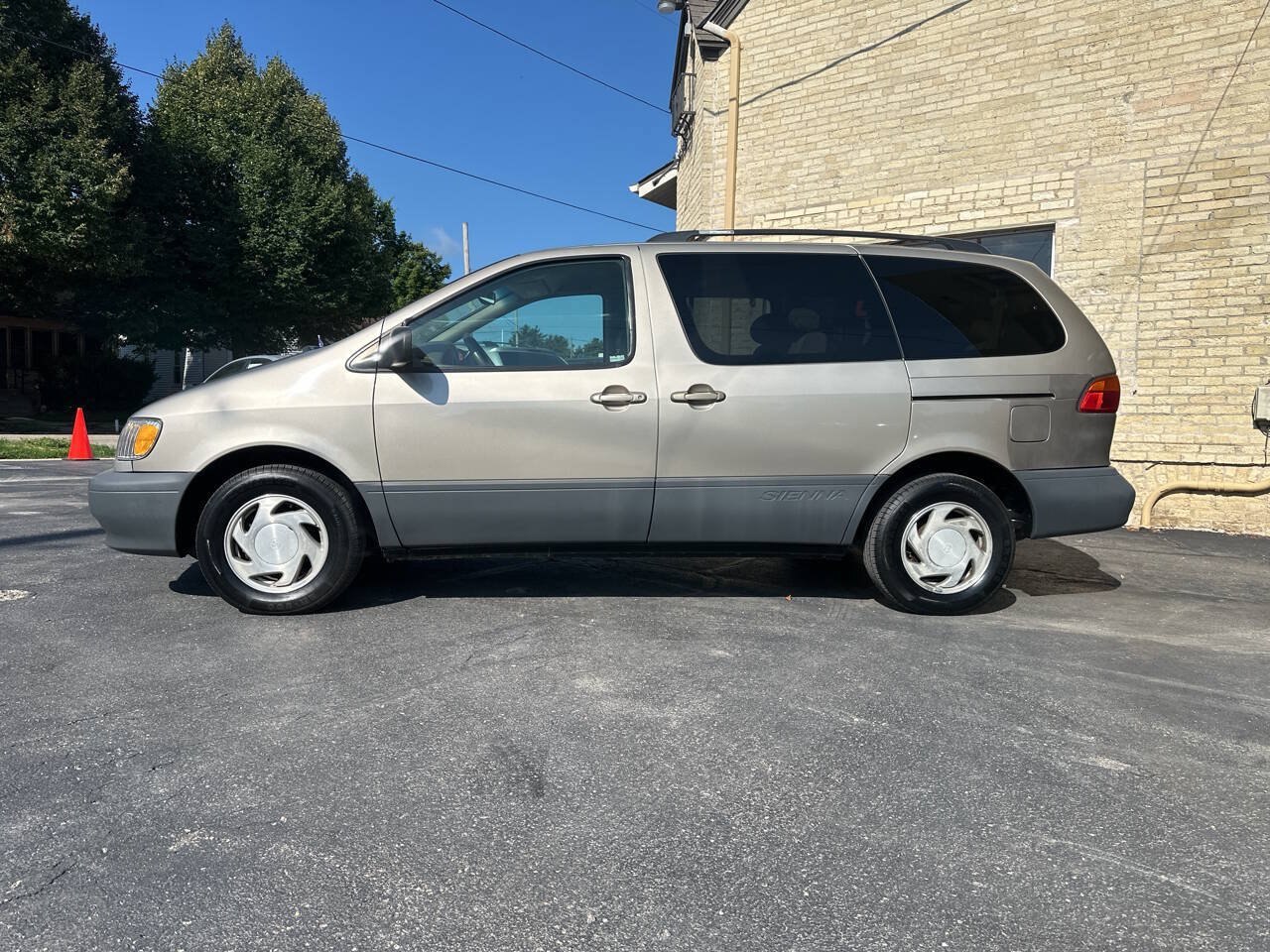 Used 2001 Toyota Sienna LE w/ LE Upgrade Pkg 2 FWD image 2