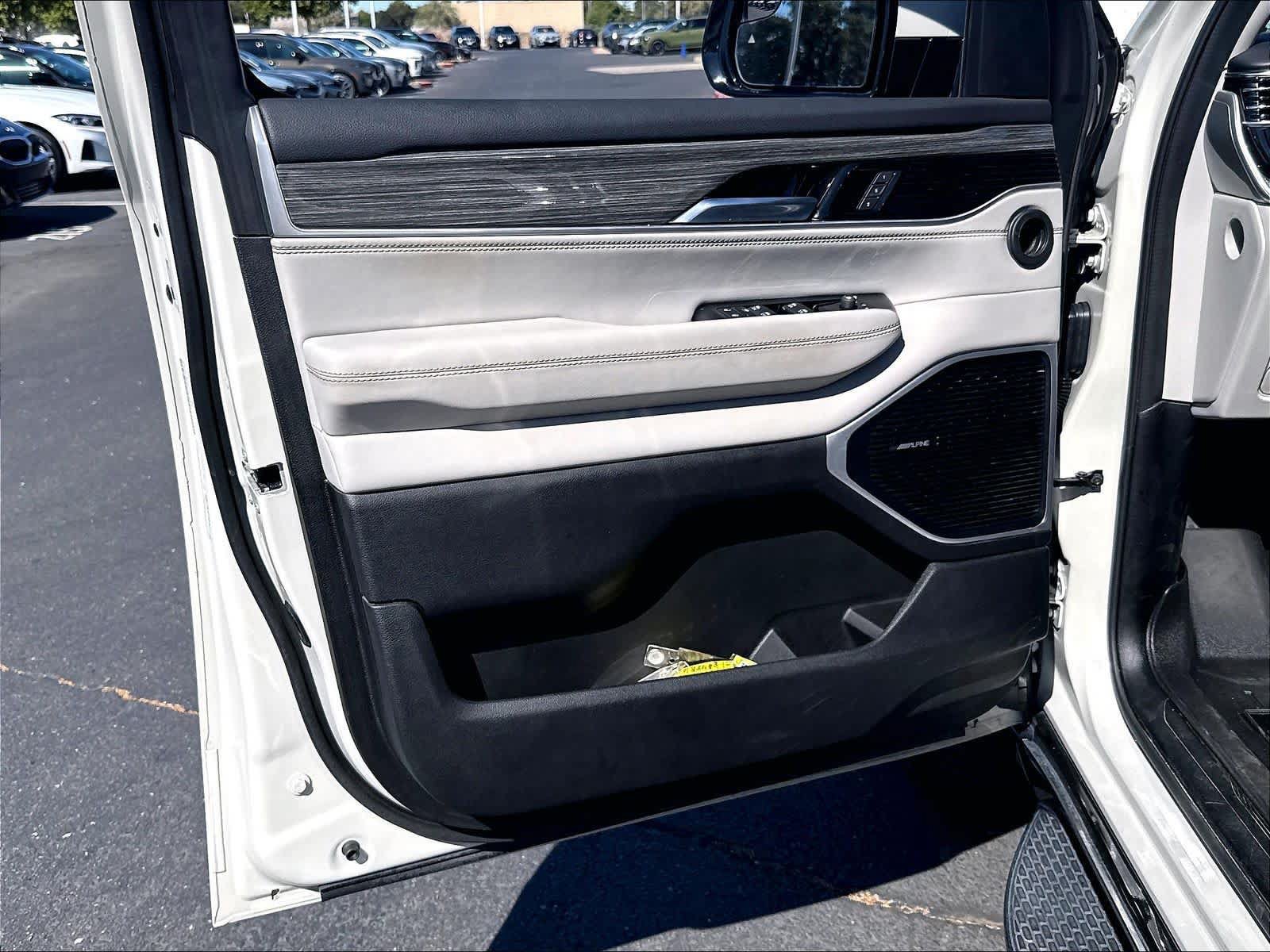 Used 2022 Jeep Wagoneer Series III AWD/4WD image 23