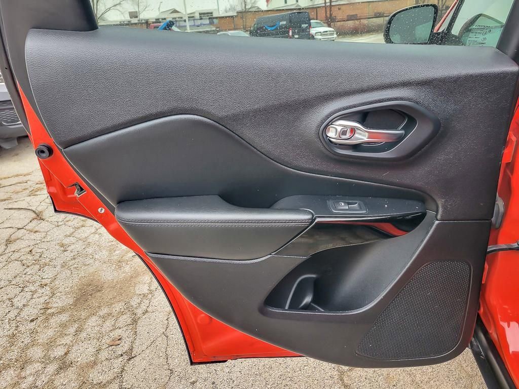 Used 2021 Jeep Cherokee Latitude Plus image 20