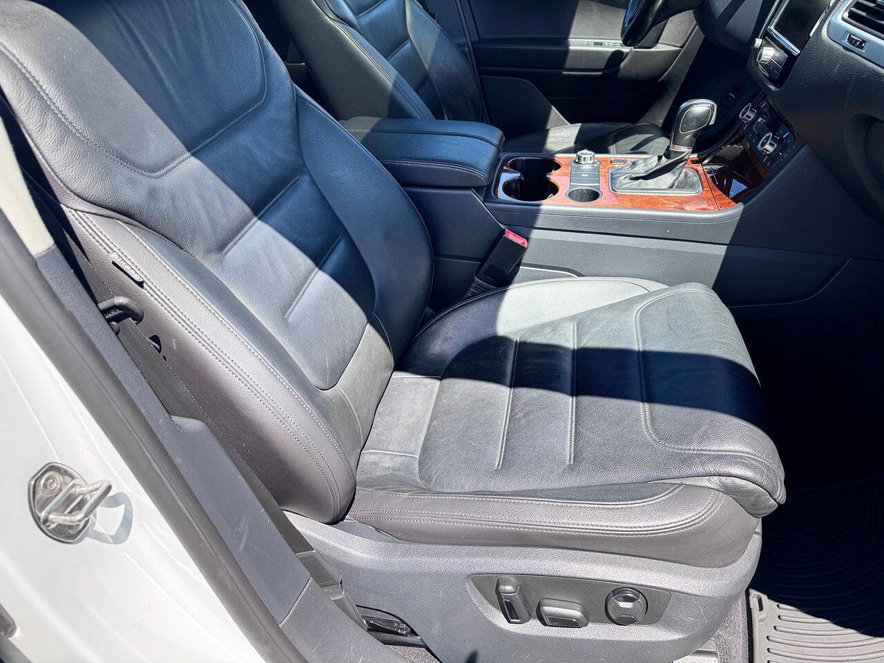 Used 2014 Volkswagen Touareg TDI AWD/4WD image 18