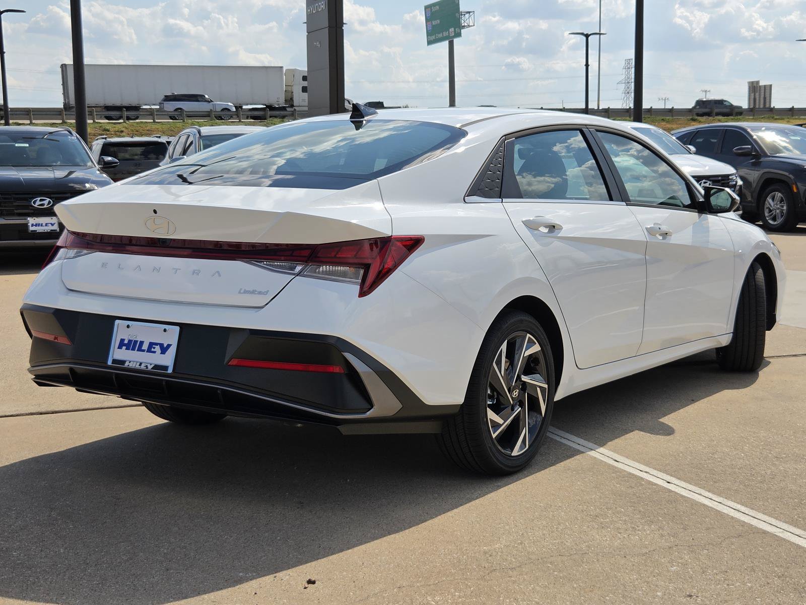 New 2026 Hyundai Elantra Limited FWD image 5
