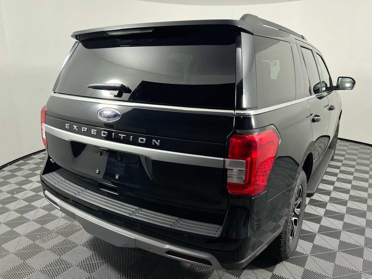 Used 2024 Ford Expedition XLT AWD/4WD image 3
