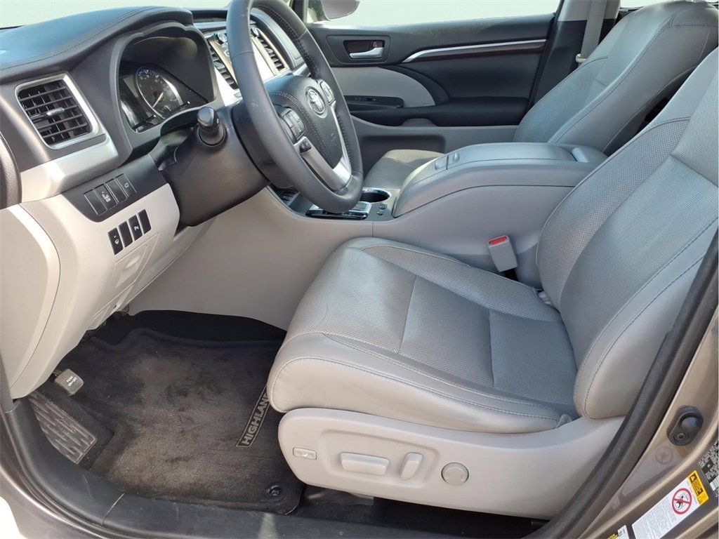 Used 2016 Toyota Highlander Limited image 16