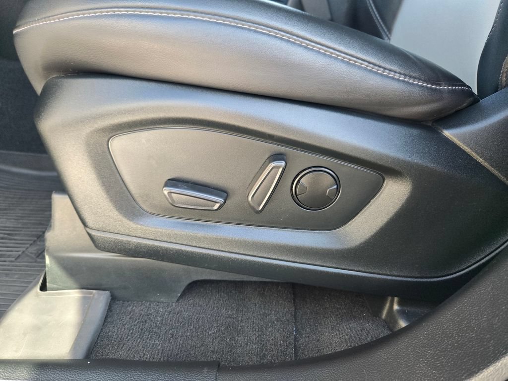 Used 2023 Ford Explorer XLT w/ Equipment Group 202A AWD/4WD image 17
