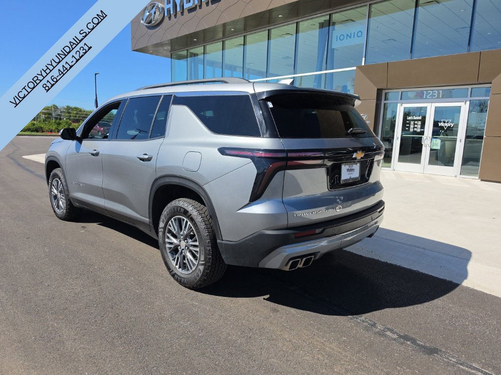 Used 2025 Chevrolet Traverse LT AWD/4WD image 3
