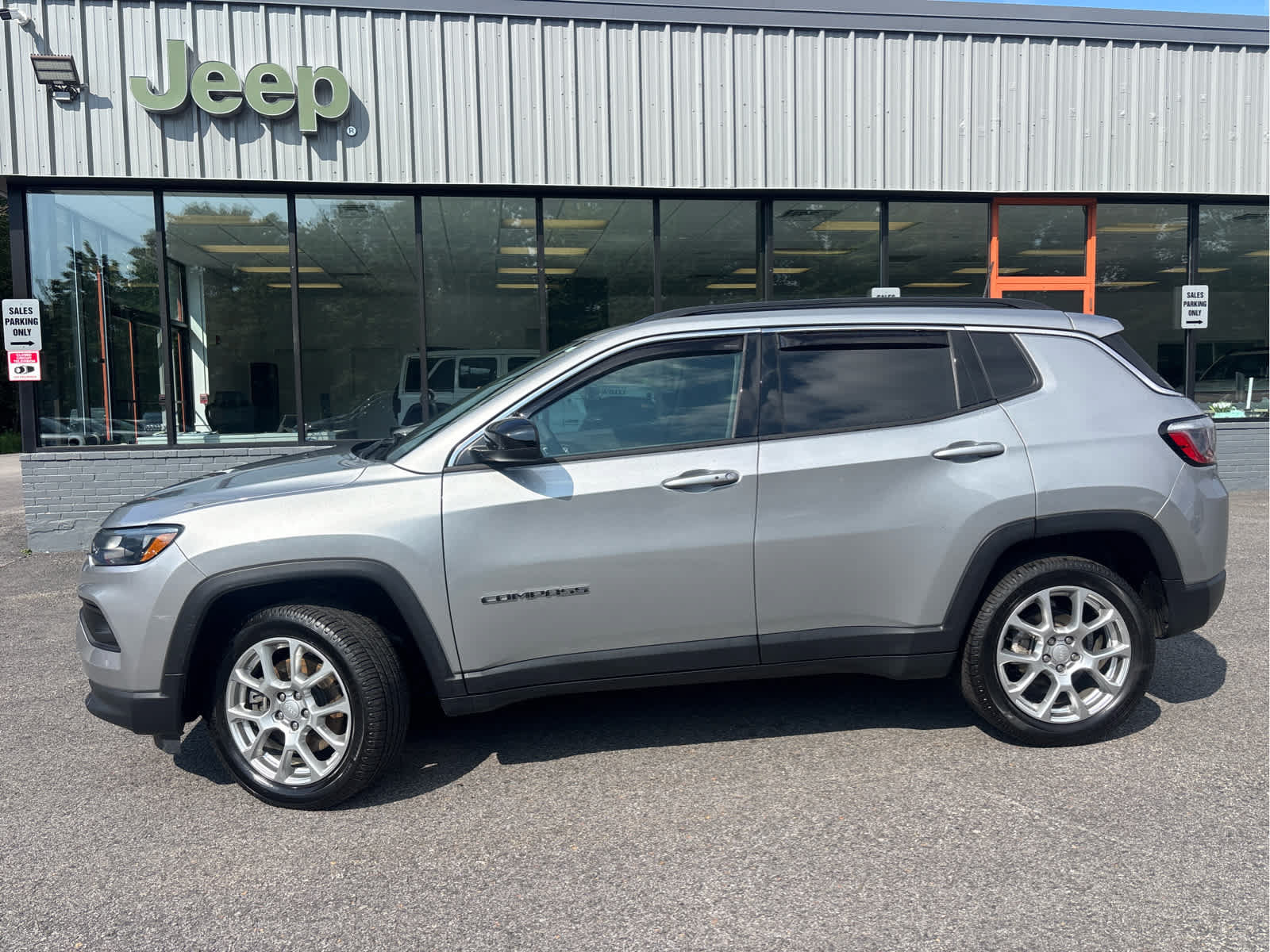 Used 2023 Jeep Compass Latitude AWD/4WD image 3