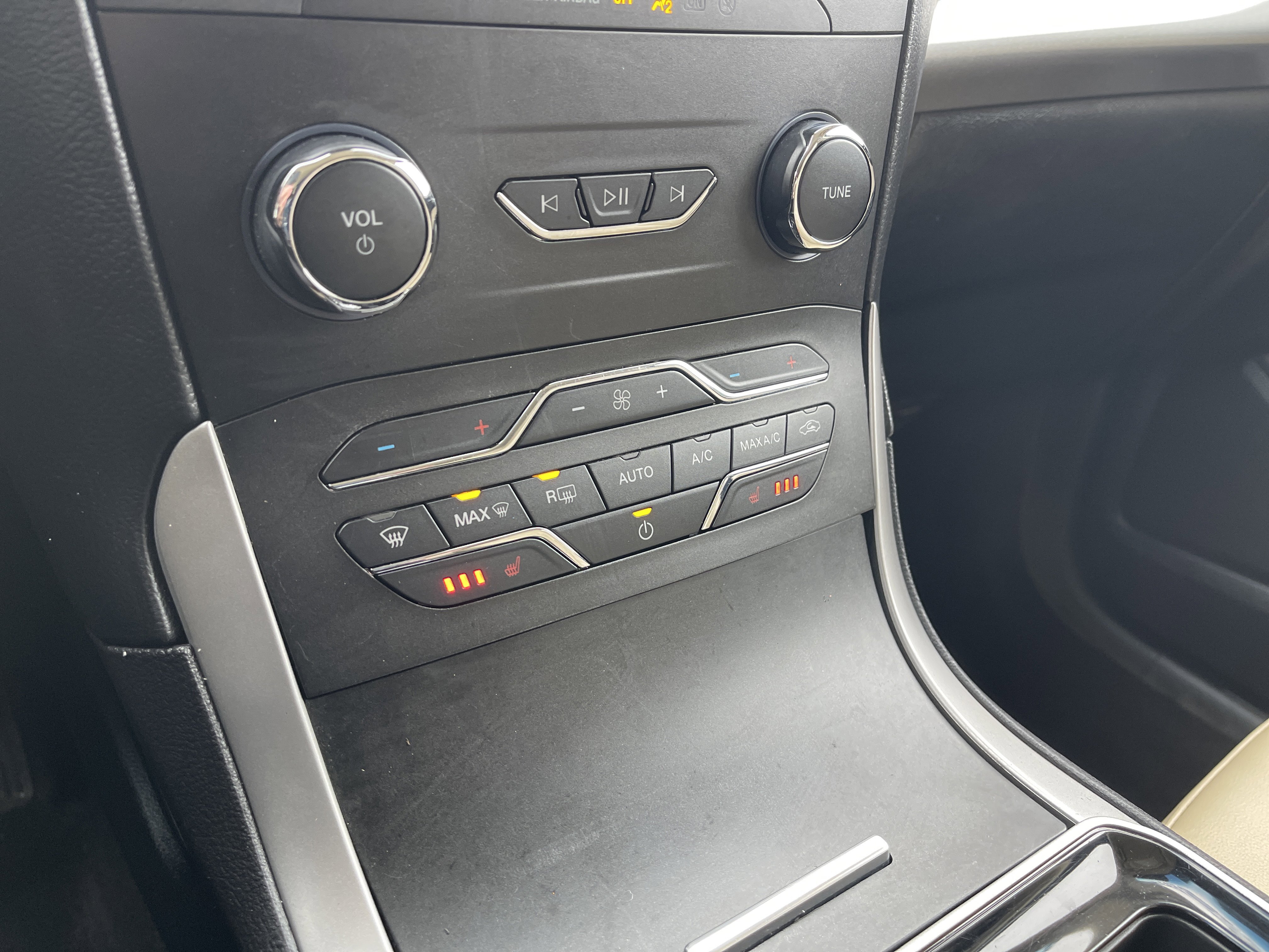 Used 2020 Ford Edge SEL image 19