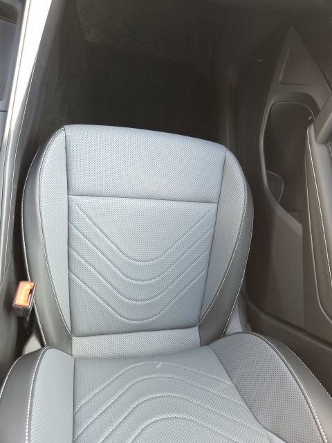 Used 2025 Volkswagen Tiguan SE AWD/4WD image 18