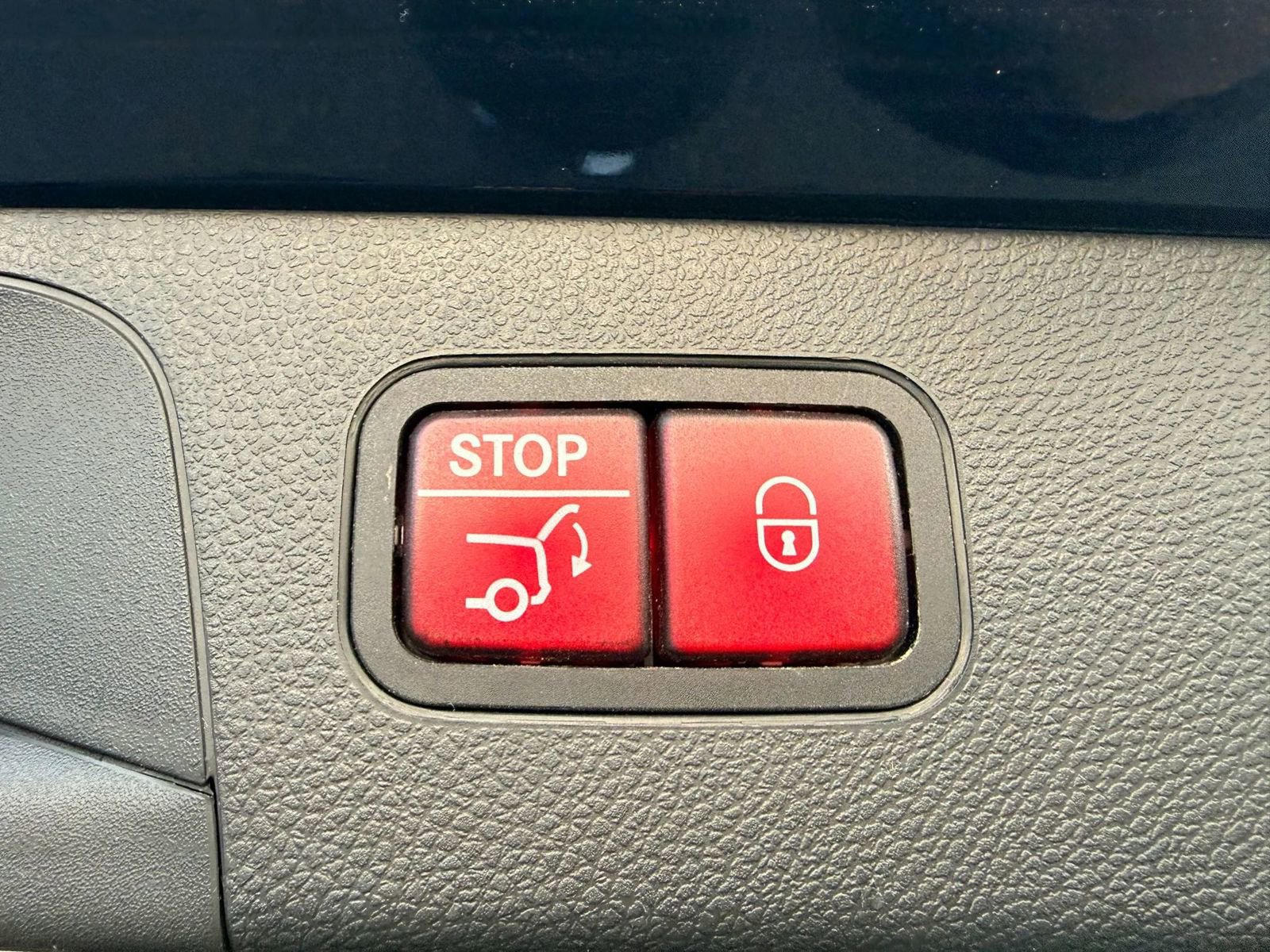 Used 2019 Mercedes-Benz GLC 300 4MATIC w/ Multimedia Package image 32