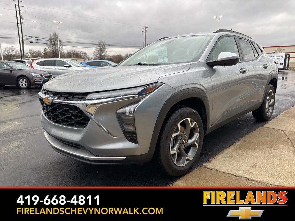 Used 2025 Chevrolet Trax LT w/ LT Convenience Package image 3