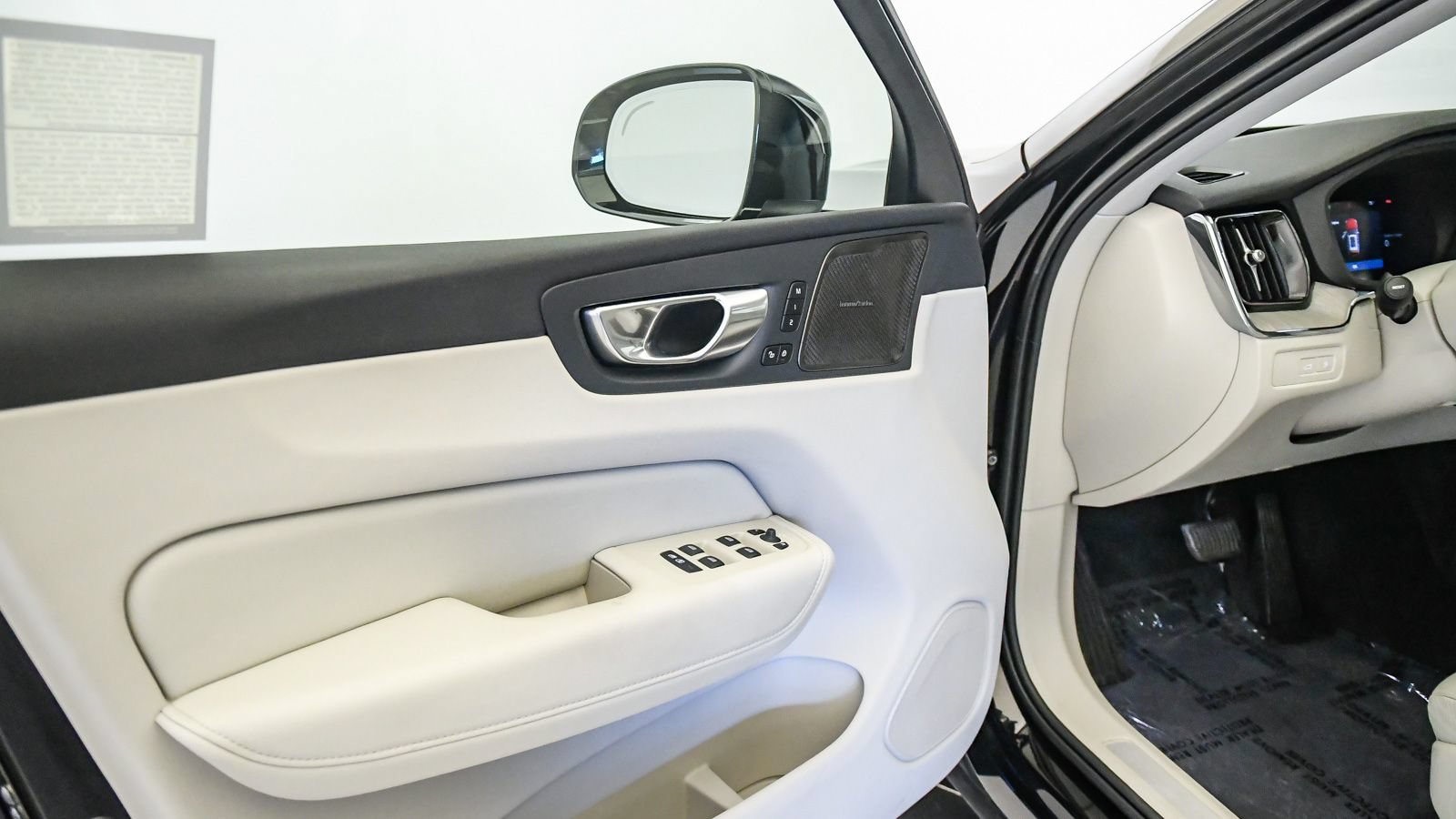 Certified 2023 Volvo XC60 T8 Plus w/ Protection Package Premier AWD/4WD image 26