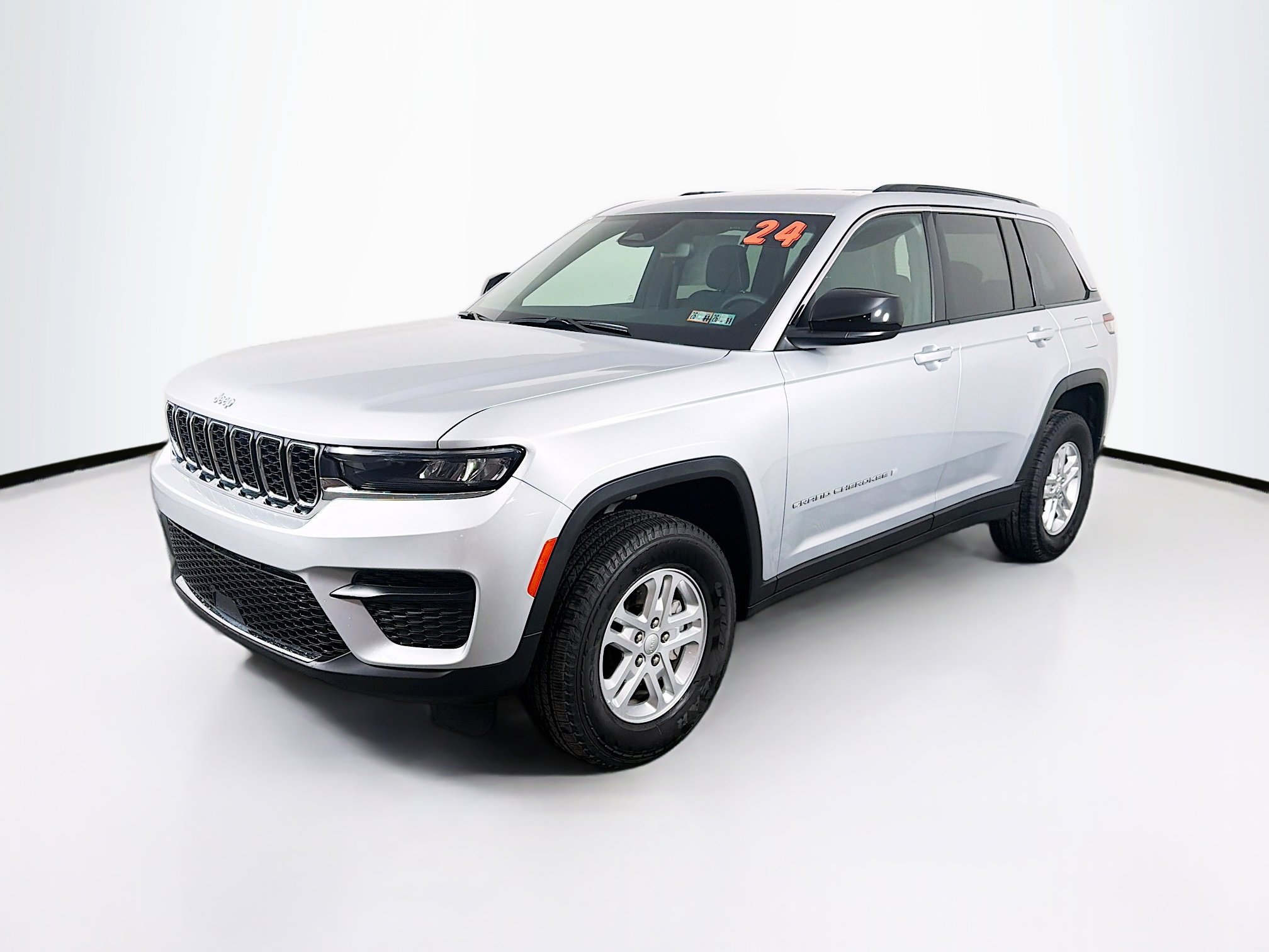 Used 2024 Jeep Grand Cherokee Laredo image 4