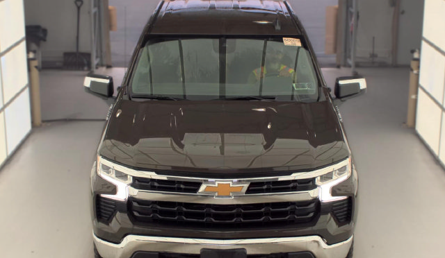 Used 2023 Chevrolet Silverado 1500 LT AWD/4WD image 2