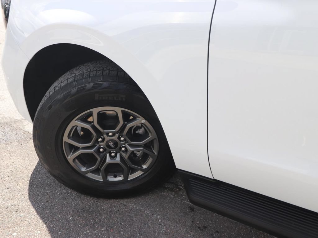 Used 2025 Ford Expedition Active RWD image 3