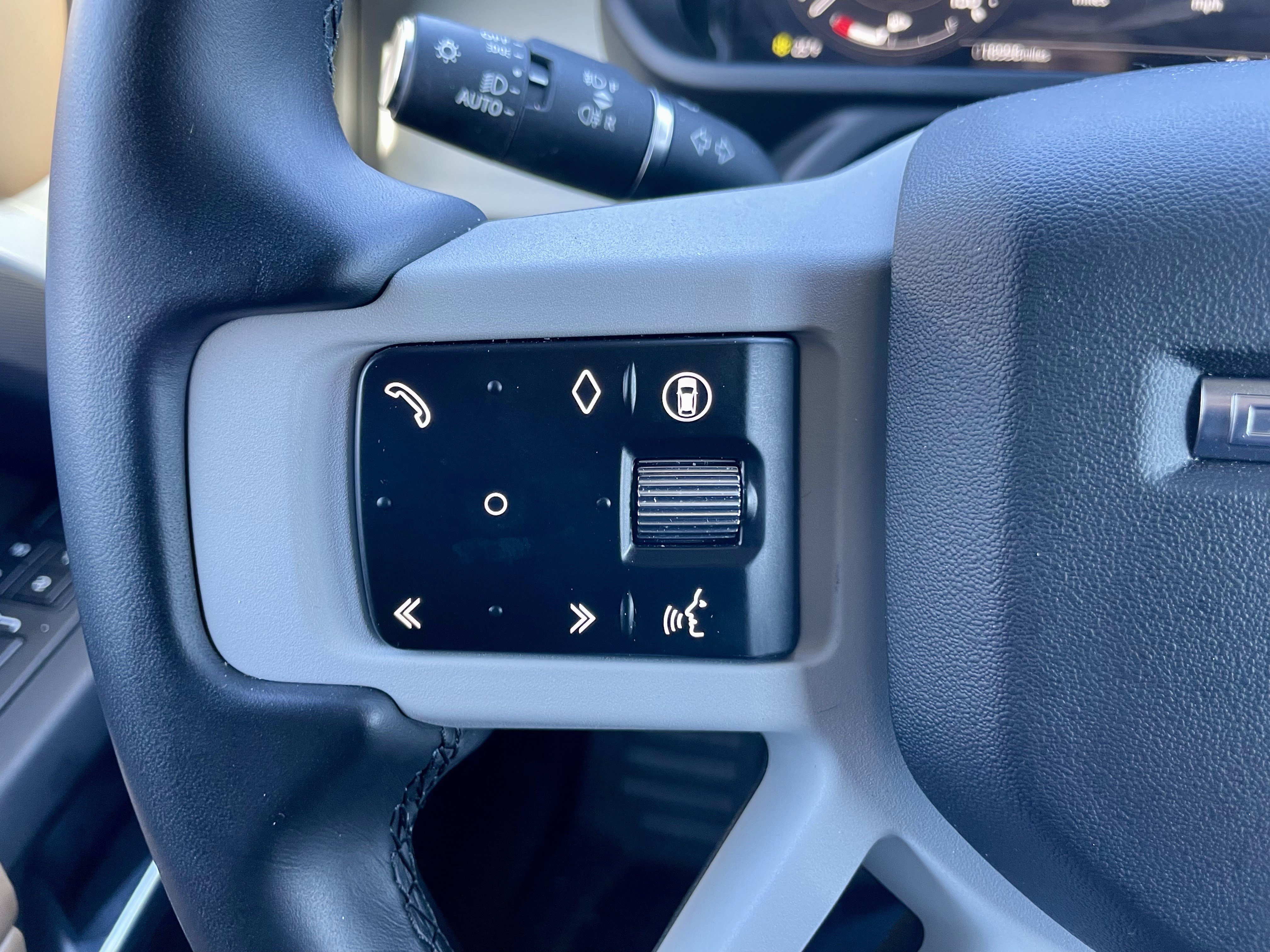 Certified 2025 Land Rover Defender 110 X-Dynamic SE image 23