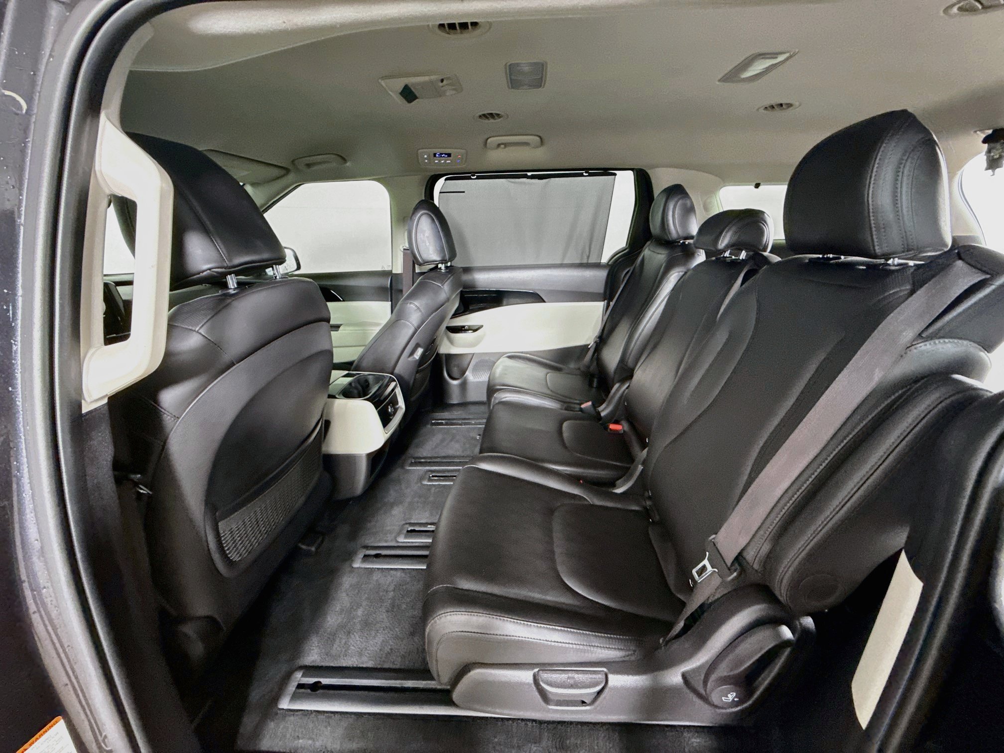 Used 2023 Kia Carnival EX FWD image 29