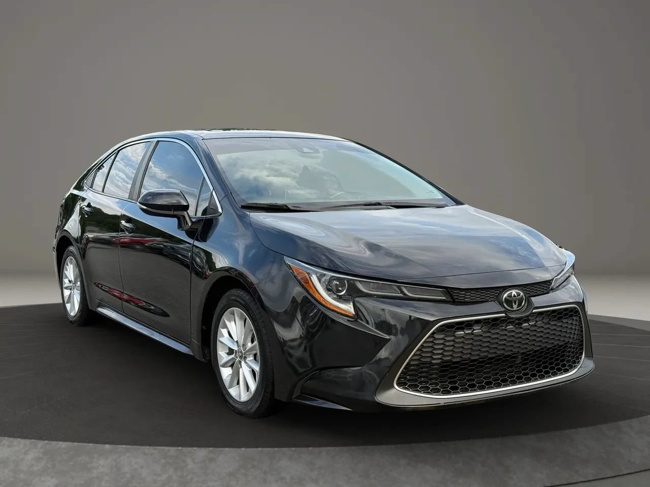 Used 2022 Toyota Corolla XLE FWD image 3