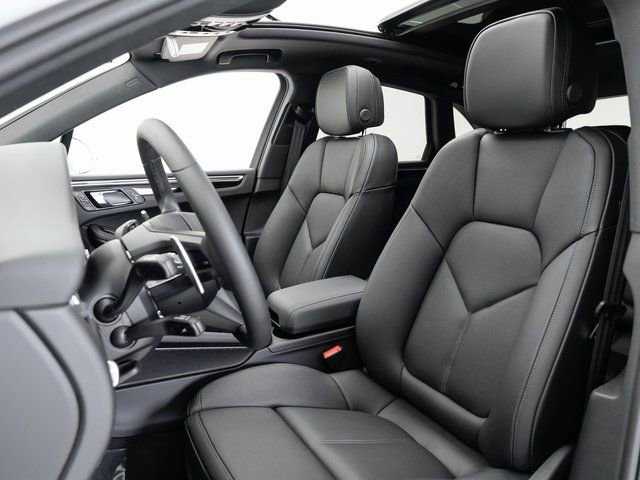 Certified 2025 Porsche Macan image 5