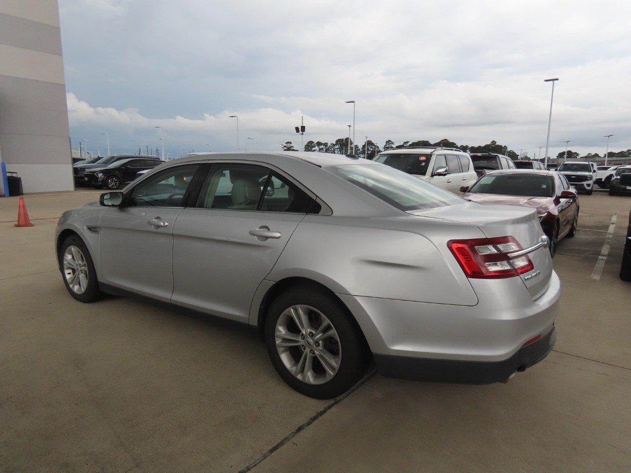 Used 2017 Ford Taurus SE FWD image 15