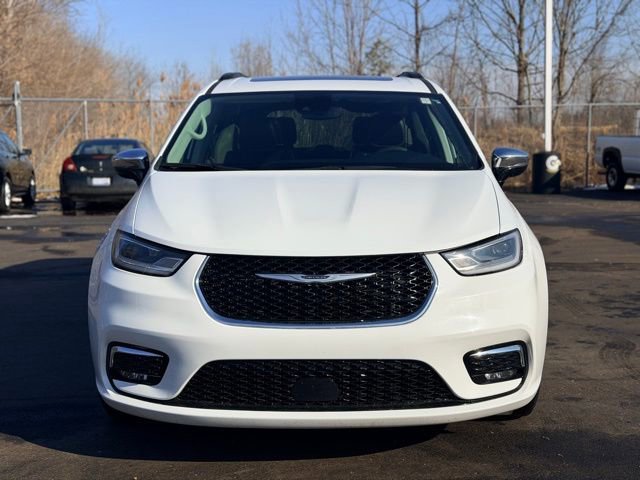 Used 2023 Chrysler Pacifica Limited image 3