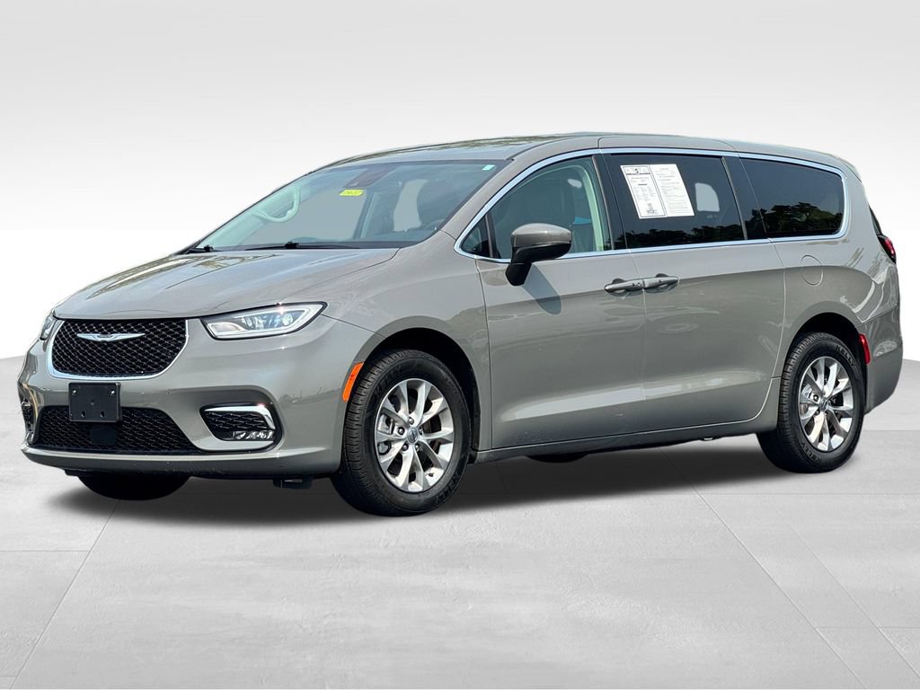 Used 2023 Chrysler Pacifica Touring-L AWD/4WD image 3