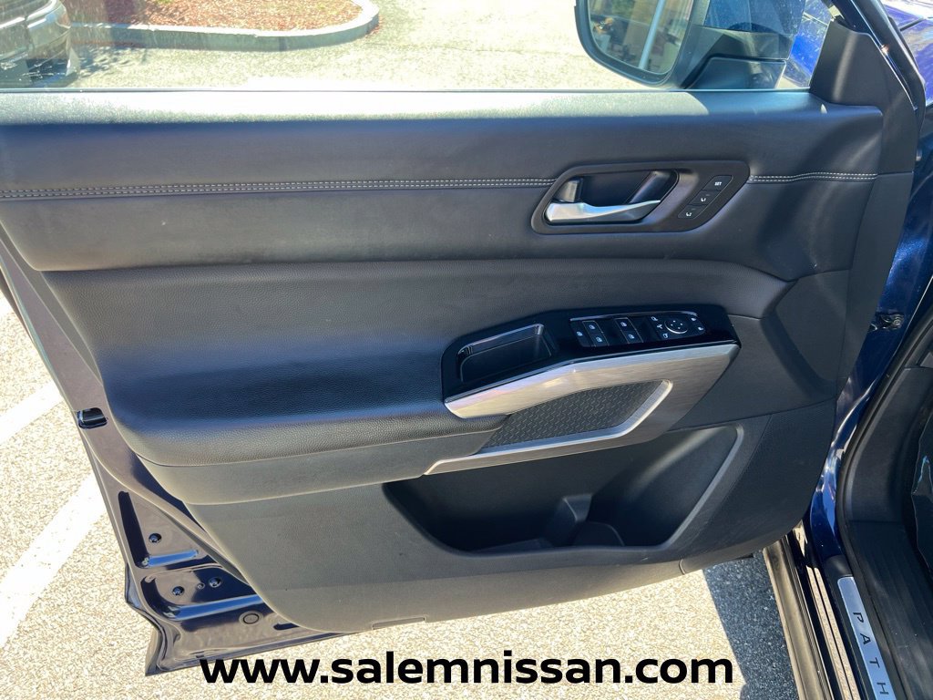 Used 2024 Nissan Pathfinder Platinum AWD/4WD image 17