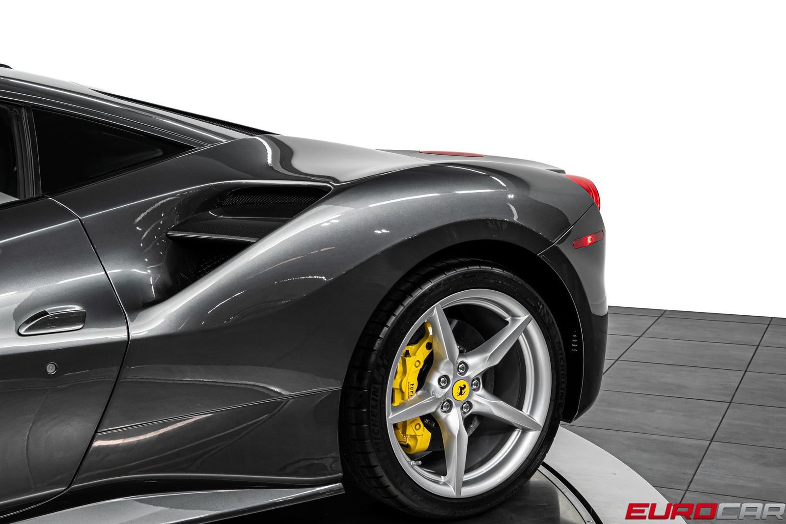Used 2018 Ferrari 488 GTB RWD image 15