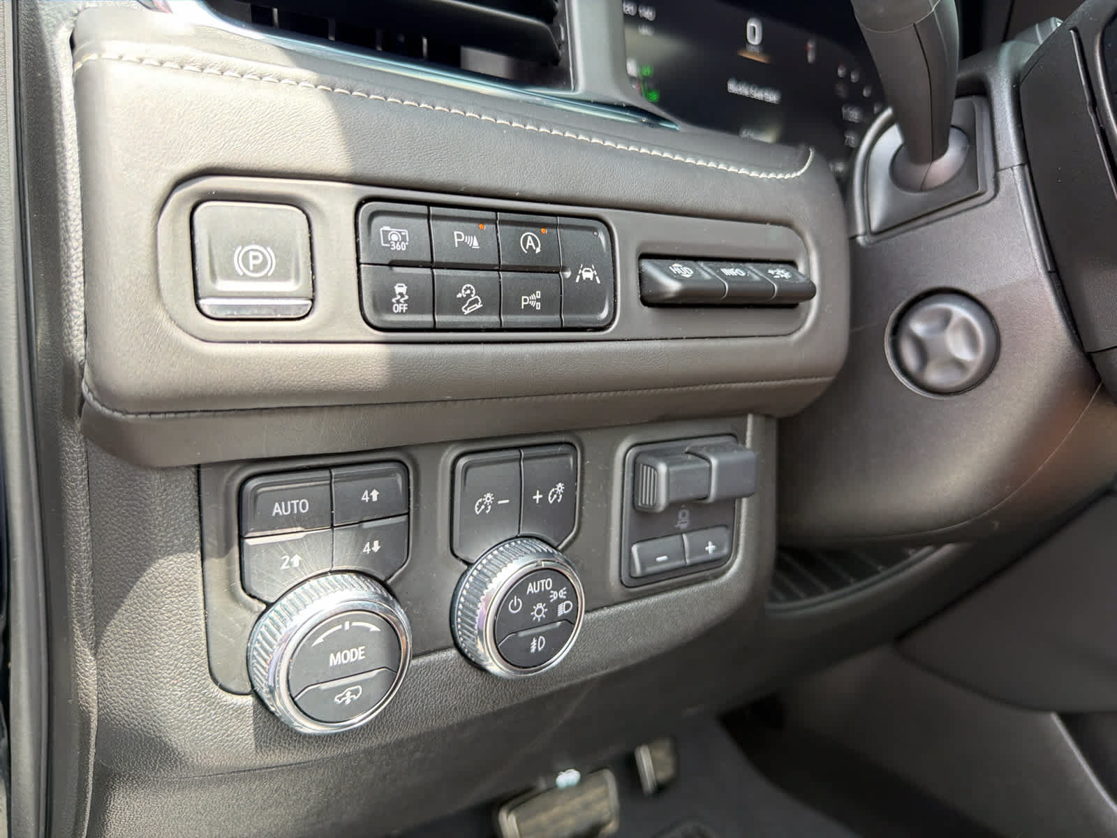 Used 2023 GMC Yukon XL Denali Ultimate AWD/4WD image 23