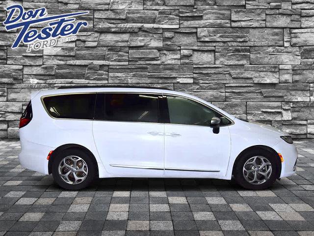 Used 2023 Chrysler Pacifica Limited image 2